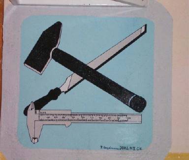 Signet des Fachbereichs Metall, entworfen von unserem Kollegen, Malermeister Teitge, übertragen und ausgeführt von Schülern der Klasse MDQM II, 1. Ausbildungsjahr, 2000/01.